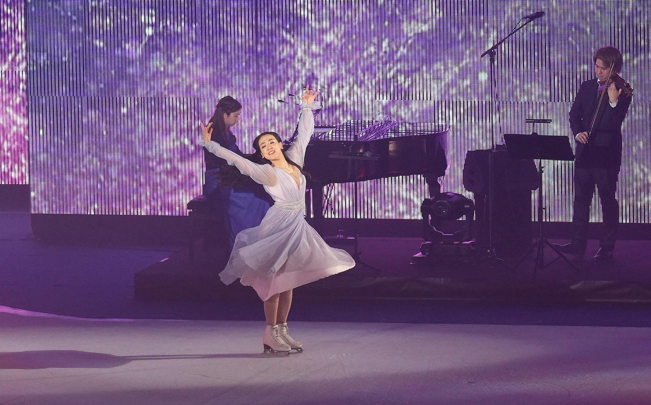 アイスショー「BEYOND The Final」で三浦文彰さん（右）、三浦舞夏さん（左）の生演奏で演技をする浅田真央さん（撮影・菅敏）