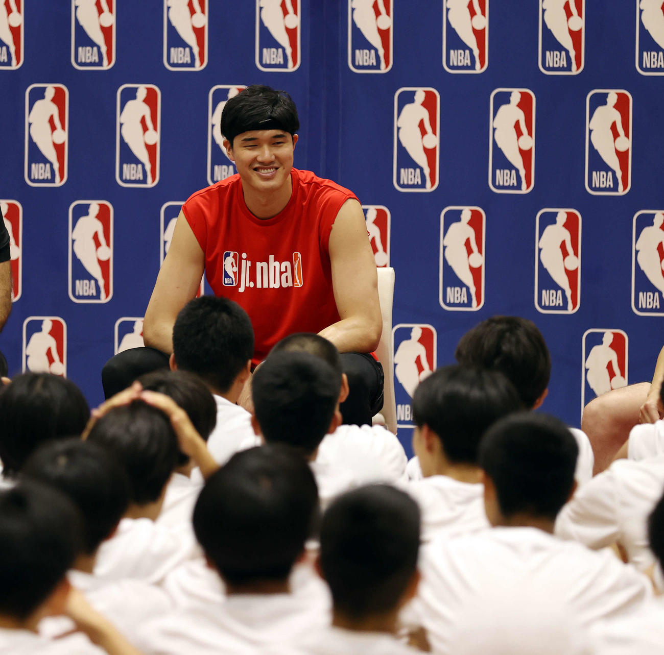 子たちの質問を笑顔で聞くサンズ渡辺（撮影・大野祥一）