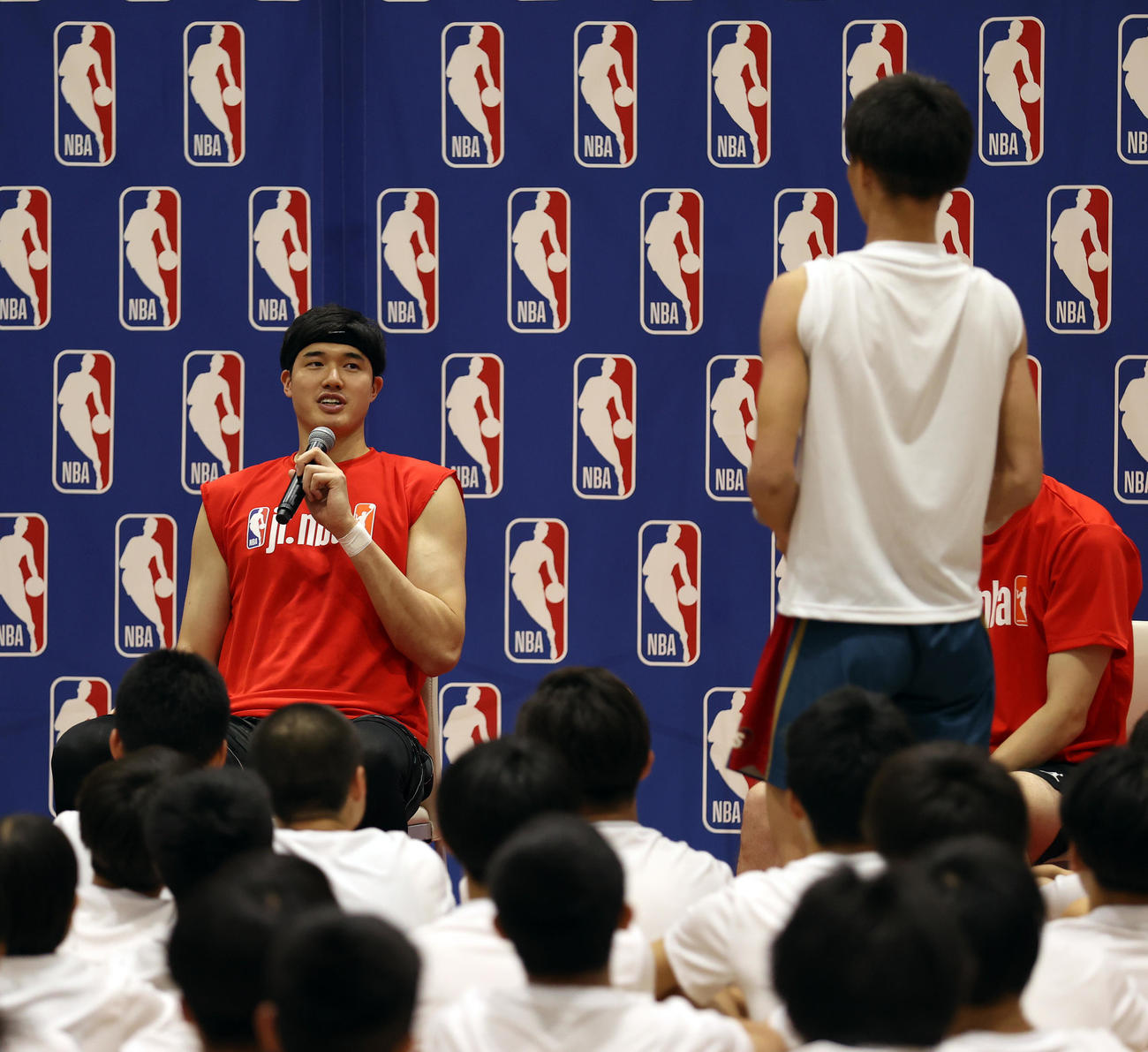 子どもの質問に真剣に答える渡辺（左）（撮影・大野祥一）