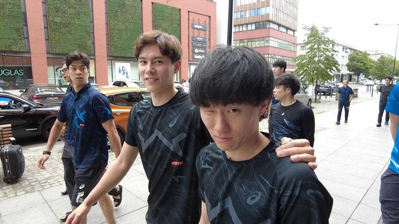 グダニスクを散歩する高橋藍（左）と小川（C）JVA