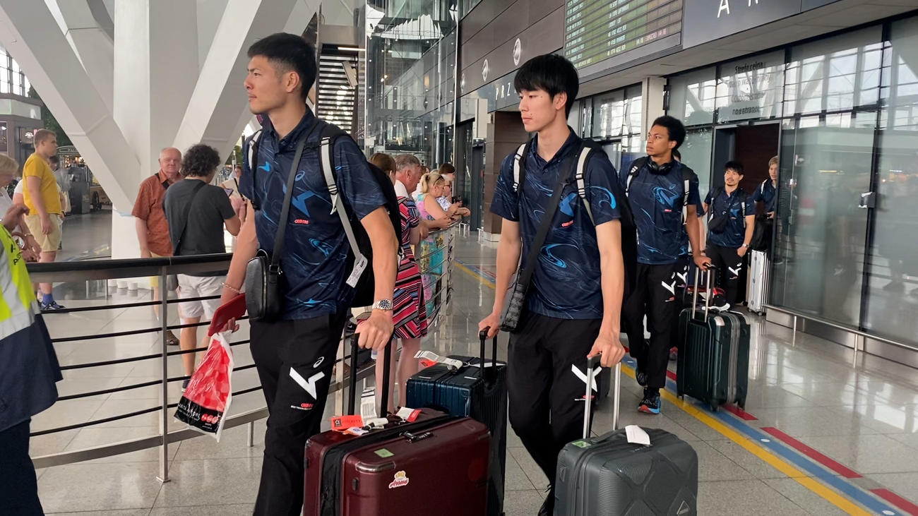 空港に到着する選手たち。左から高橋健、甲斐、ラリー、関田、西田（C）JVA
