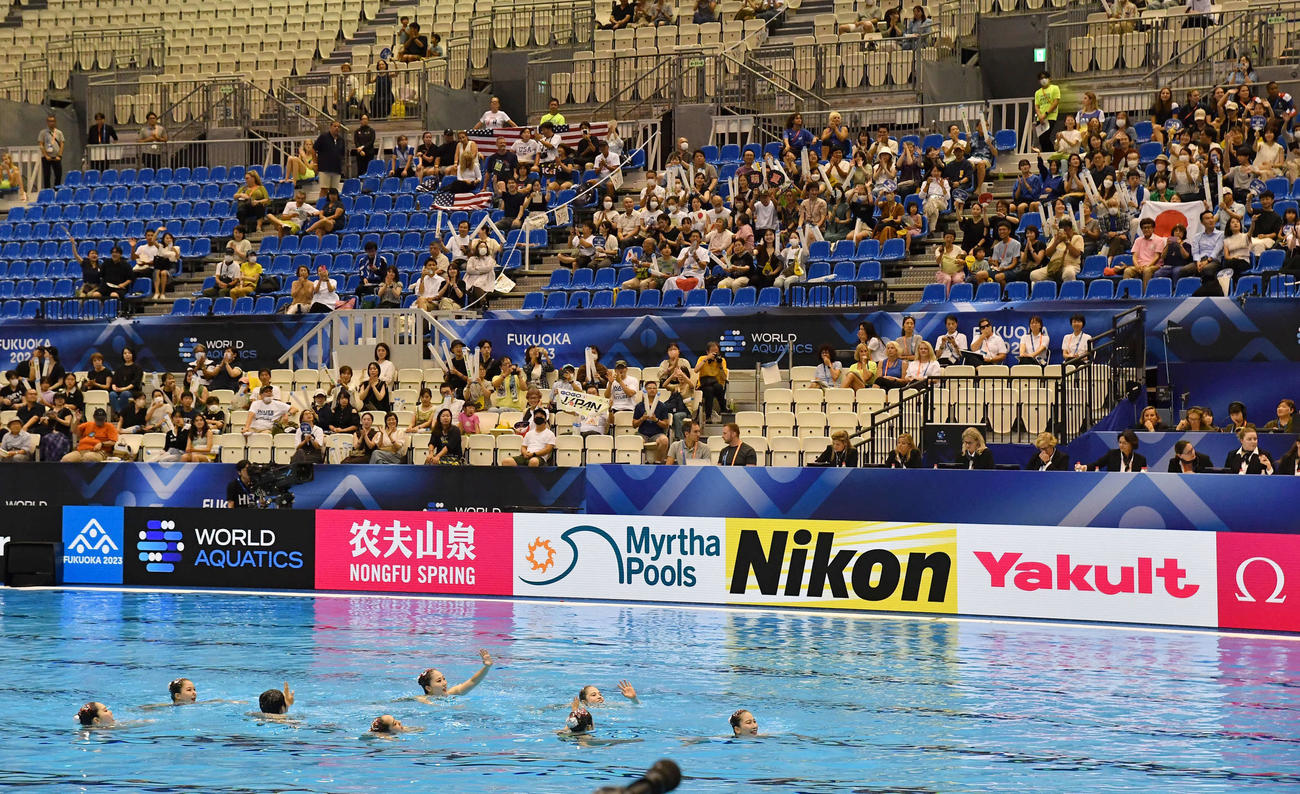 世界水泳2023福岡大会第4日　アーティスティックスイミングアクロバティックルーティン決勝の演技を終え、観客の歓声を浴びる日本チーム（撮影・岩下翔太）