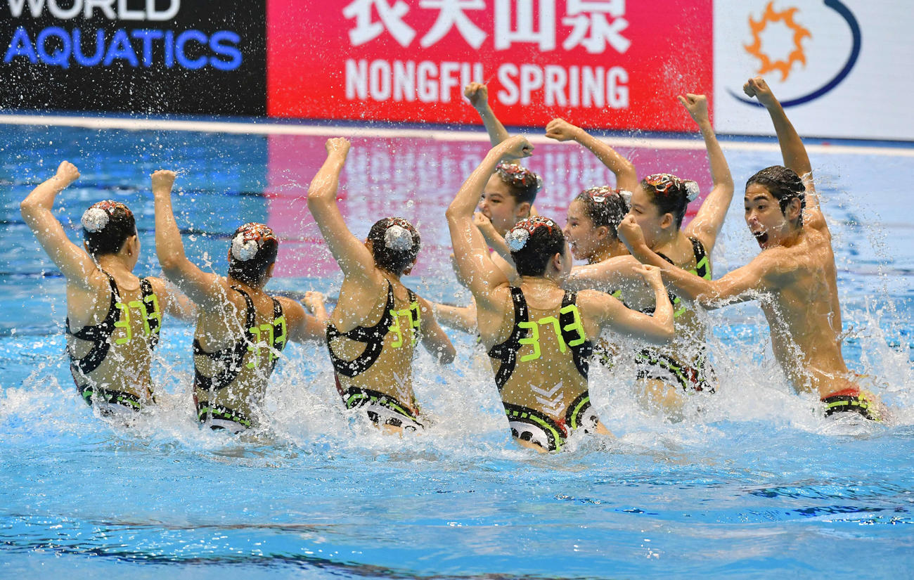 世界水泳2023福岡大会第4日　アーティスティックスイミングアクロバティックルーティン決勝で演技する日本チーム（撮影・岩下翔太）