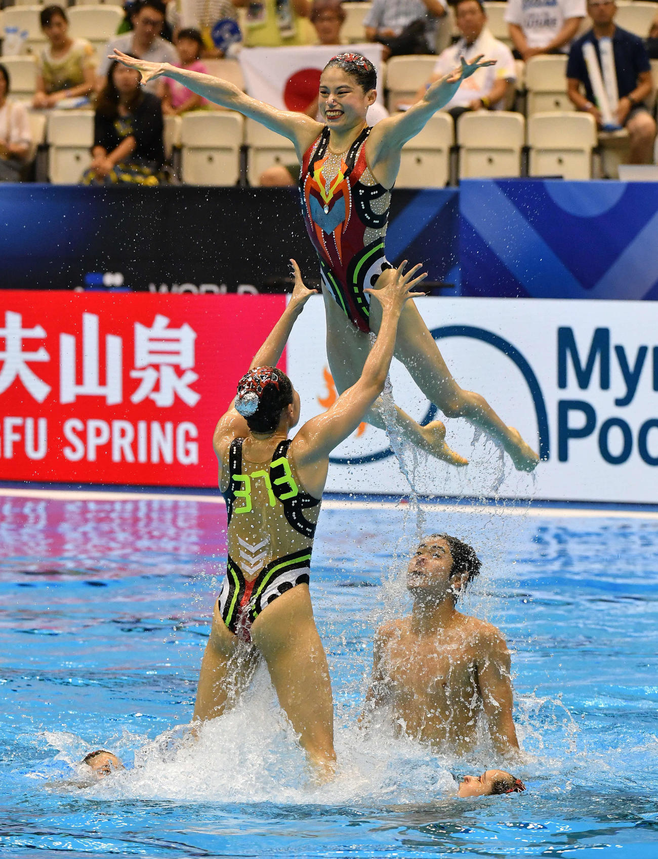 世界水泳2023福岡大会第4日　アーティスティックスイミングアクロバティックルーティン決勝で演技する日本チーム（撮影・岩下翔太）