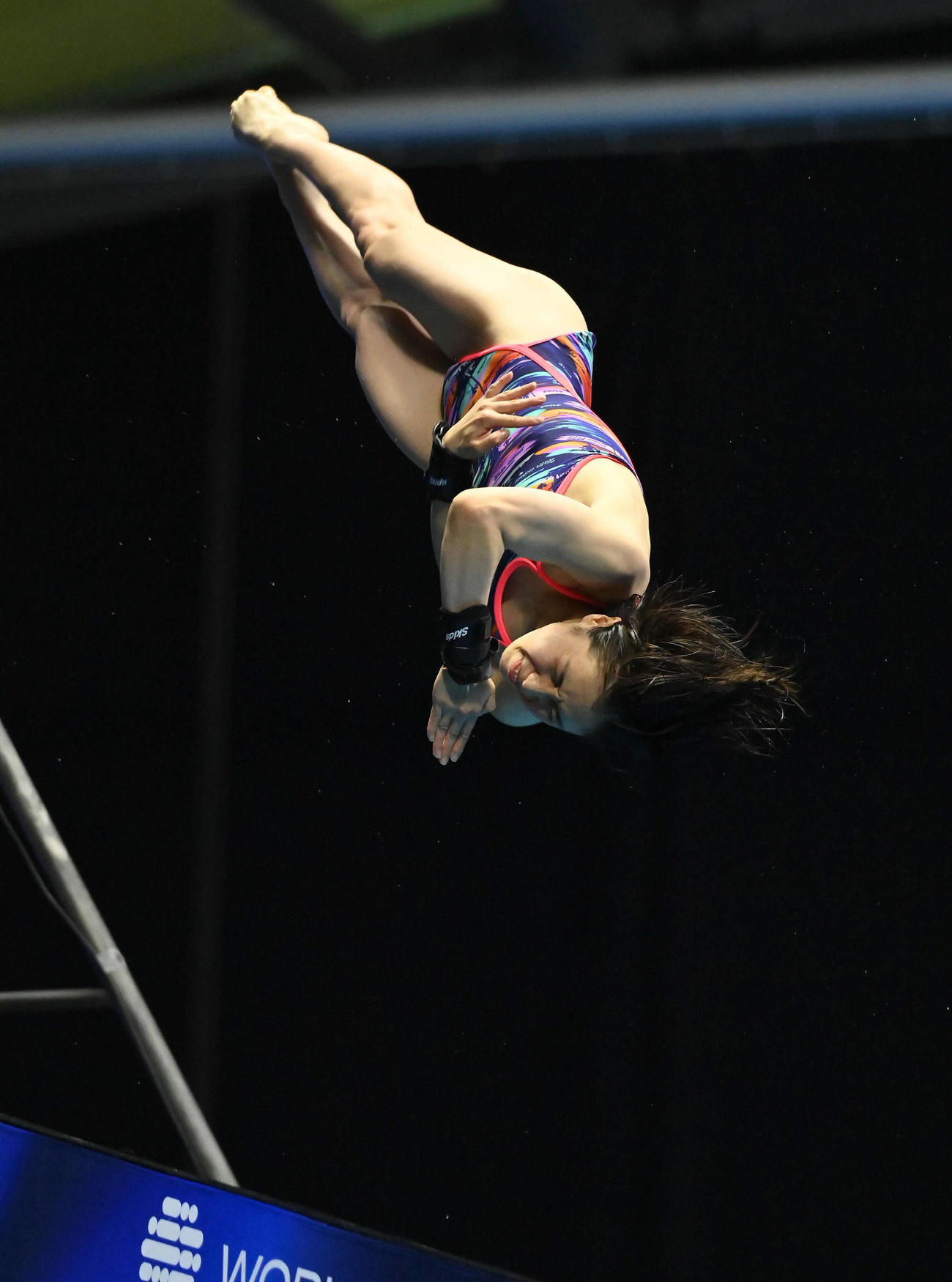 女子高飛び込み準決勝、5本目の演技を行う荒井（撮影・岩下翔太）