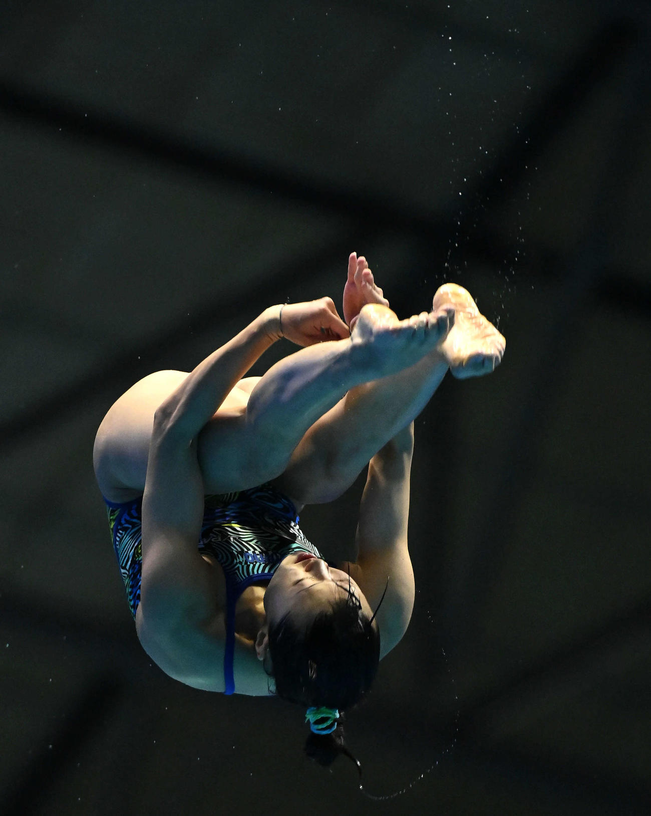 女子3メートル飛板飛び込み予選、5本目の演技を行う三上紗也可（撮影・岩下翔太）