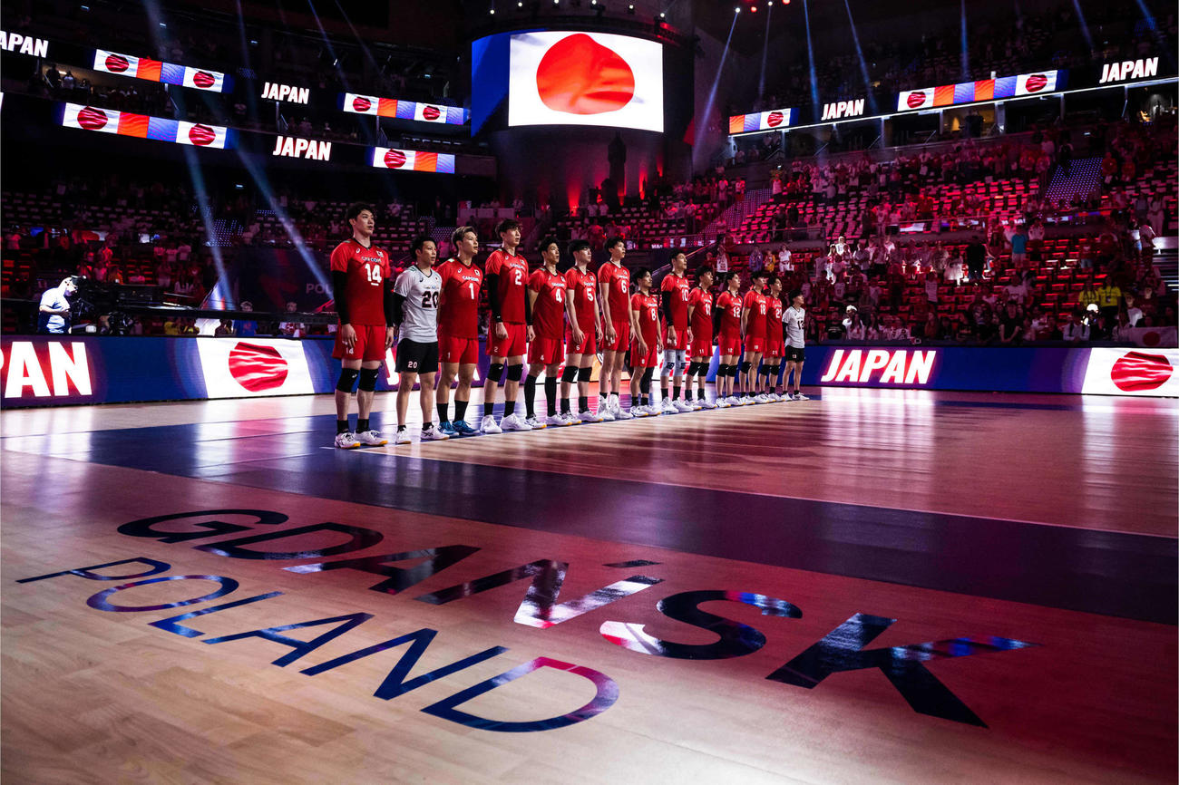 日本対スロベニア　試合前に整列する男子日本代表（C）FIVB
