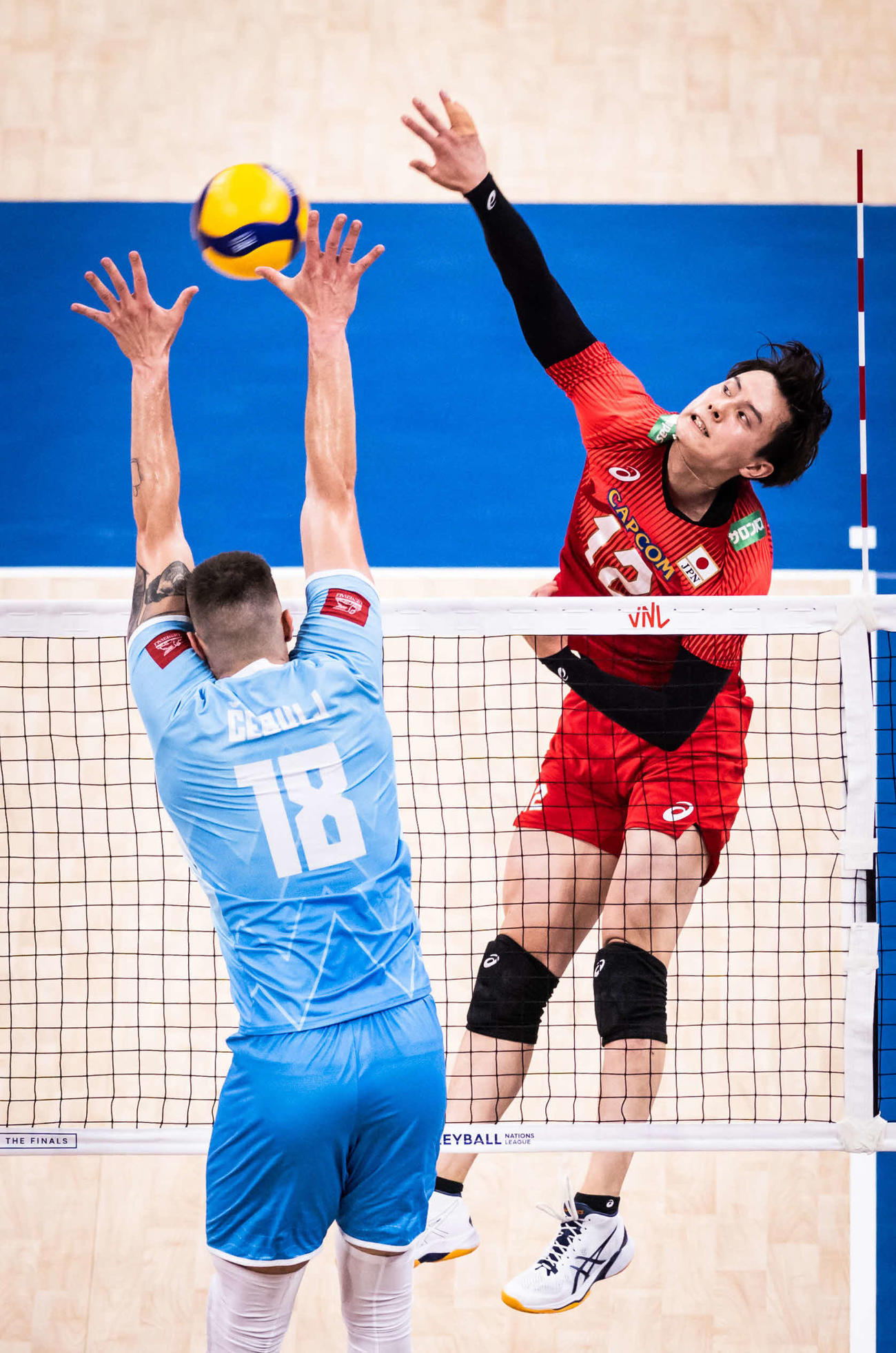 日本対スロベニア　スパイクする高橋藍（C）FIVB