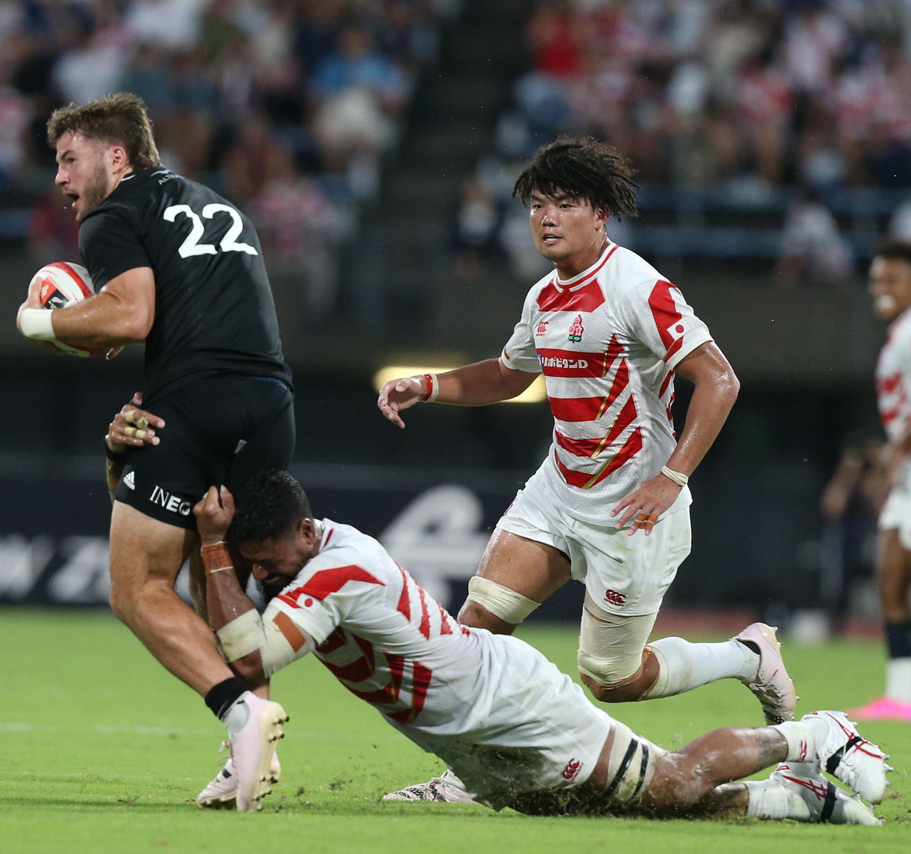 オールブラックスXV戦でタックルするLOアマト・ファカタバ（2023年7月15日撮影）