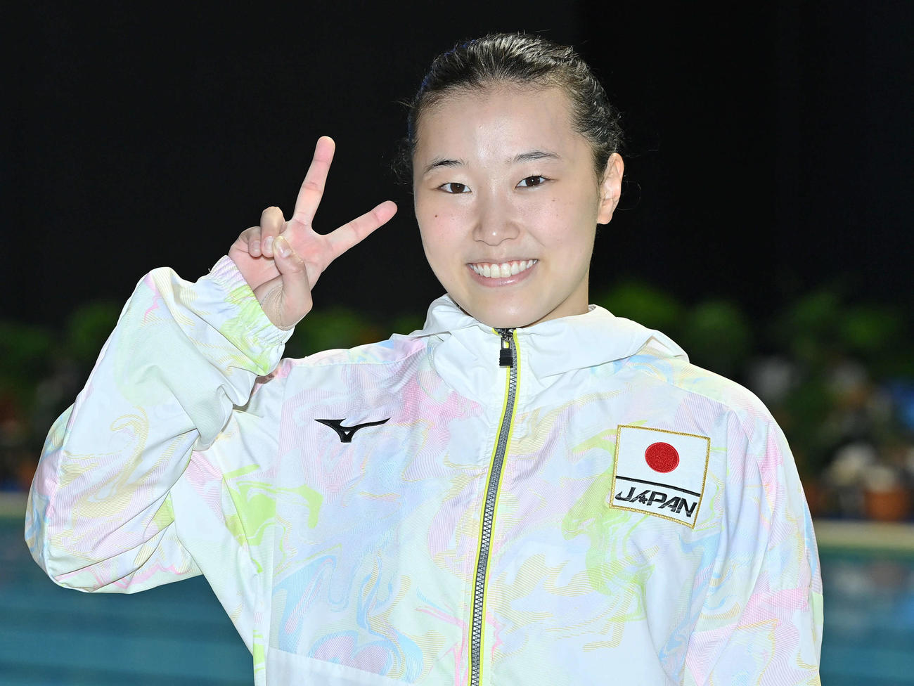 女子3メートル飛板飛び込み準決勝3位で決勝に進出し、パリ五輪代表が事実上内定した三上紗也可は笑顔でピースサインを見せる（撮影・岩下翔太）