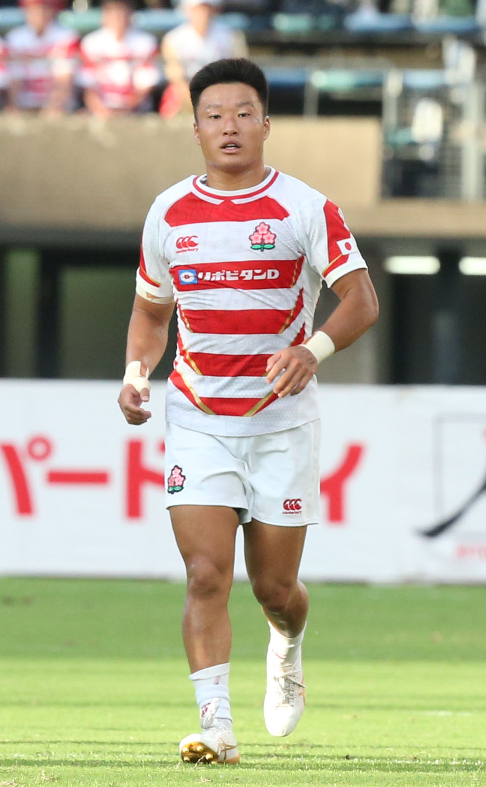 リポビタンDチャレンジカップ2023　日本代表対オールブラックス・フィフティーン　前半、走るSH斎藤（2023年7月15日撮影）