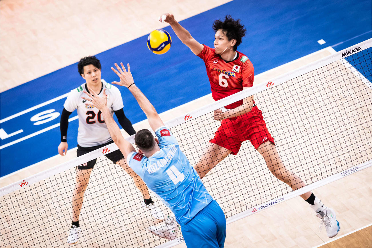 日本対スロベニア　スパイクする山内晶大（C）FIVB