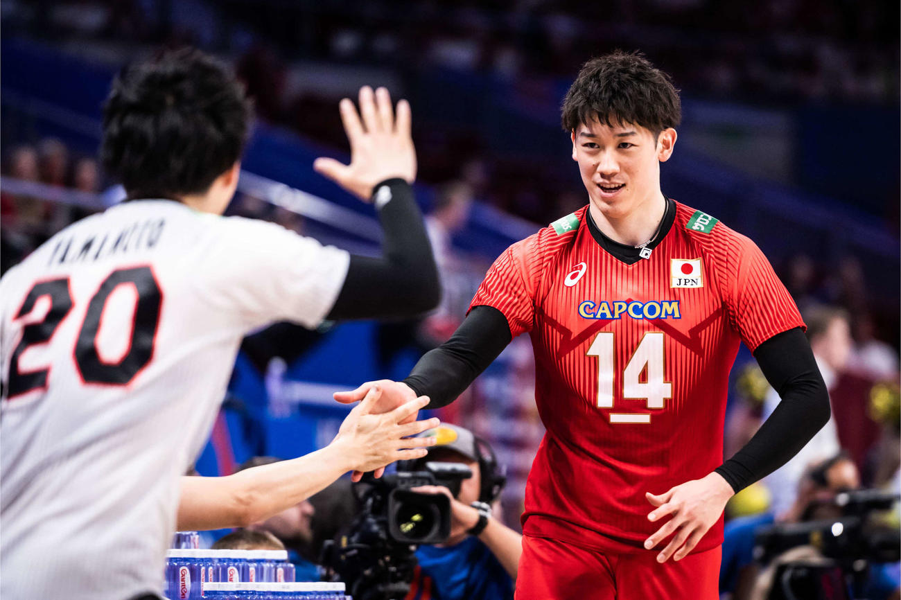 タッチする石川（C）FIVB