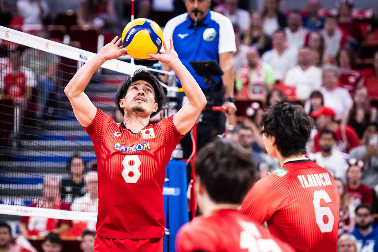 トスを上げる関田（C）FIVB