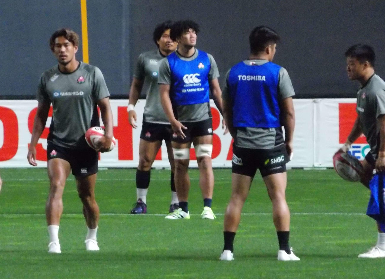 サモア戦の前日練習で汗を流す日本代表FB山中亮平（左）（撮影・松本航）