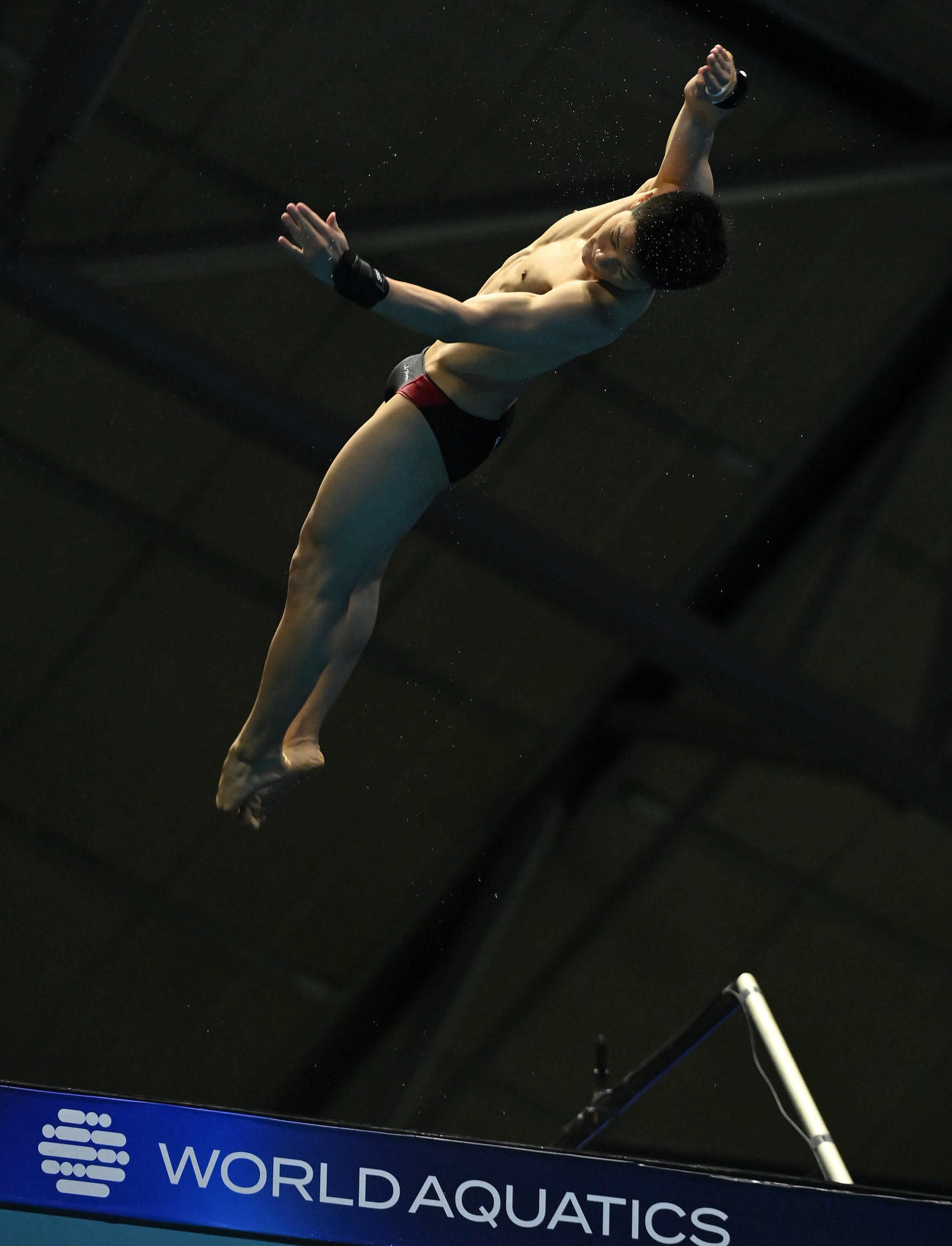 世界水泳2023福岡大会第8日　男子高飛び込み予選、6本目の演技を行う玉井陸斗（撮影・岩下翔太）