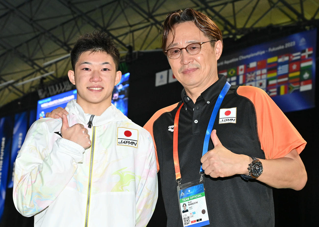 男子高飛び込み準決勝7位で決勝に進出し、パリ五輪代表が内定した玉井（左）は、馬淵コーチとポーズを決める（撮影・岩下翔太）