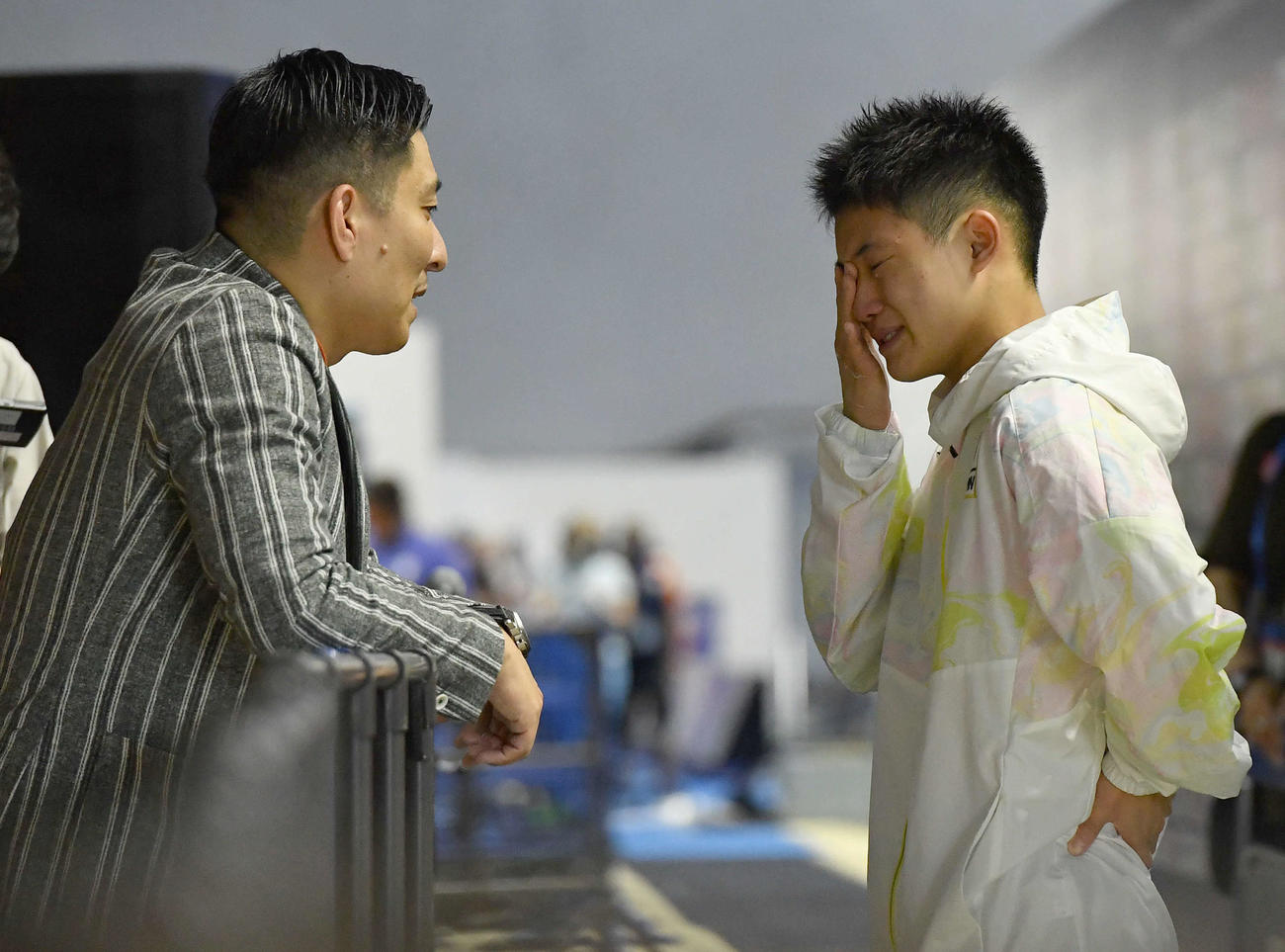 世界水泳2023福岡大会第8日　男子高飛び込み準決勝7位で決勝に進出し、パリ五輪代表が内定した玉井陸斗（右）は、涙をぬぐいながら寺内健と話す（撮影・岩下翔太）