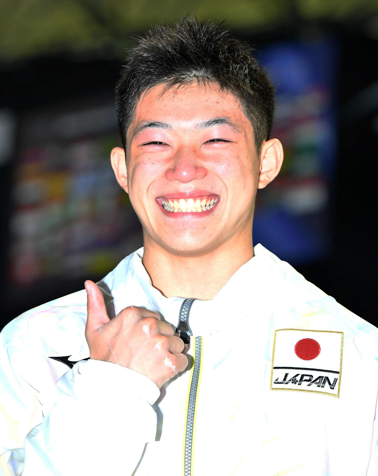世界水泳2023福岡大会第8日　男子高飛び込み準決勝7位で決勝に進出し、パリ五輪代表が内定した玉井陸斗は笑顔でサムアップポーズを見せる（撮影・岩下翔太）