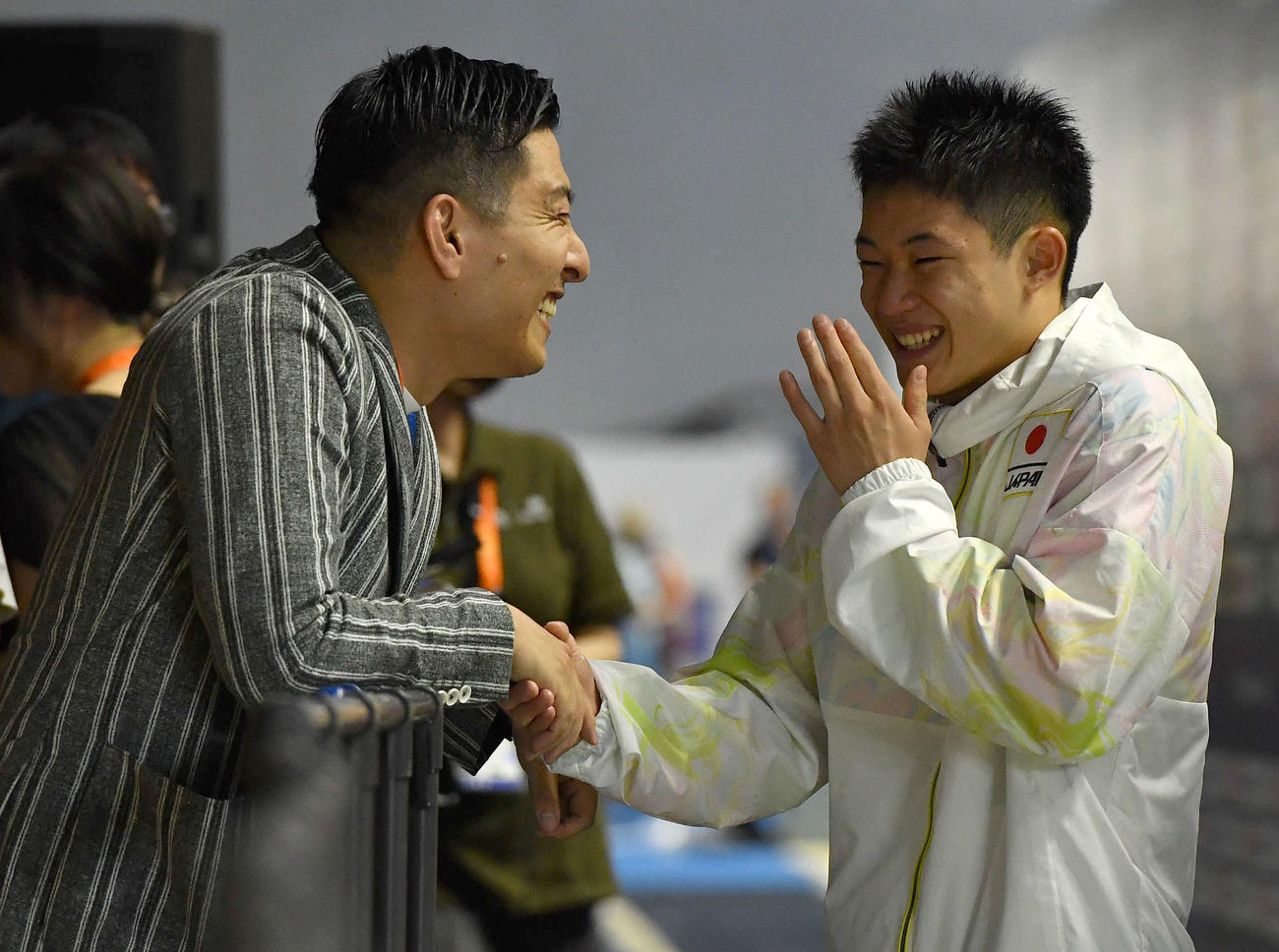 世界水泳2023福岡大会第8日　男子高飛び込み準決勝7位で決勝に進出し、パリ五輪代表が内定した玉井陸斗（右）は、寺内健と笑顔で話す（撮影・岩下翔太）