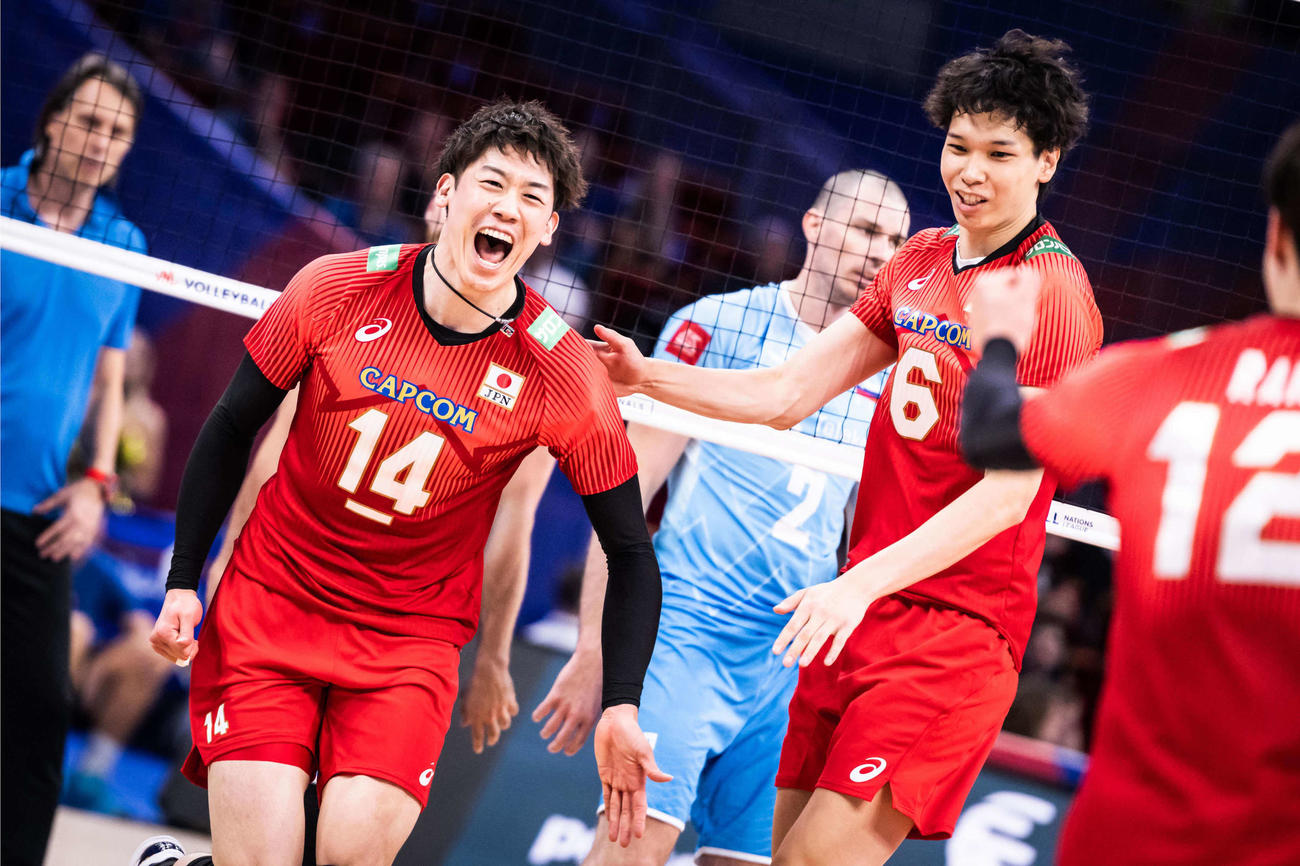 スロベニア戦で雄たけびをあげる石川（左）（C）FIVB