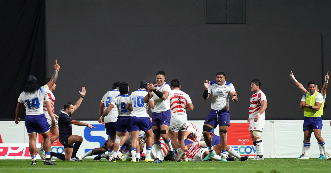 日本対サモア　前半、相手にトライを奪われる日本（撮影・狩俣裕三）