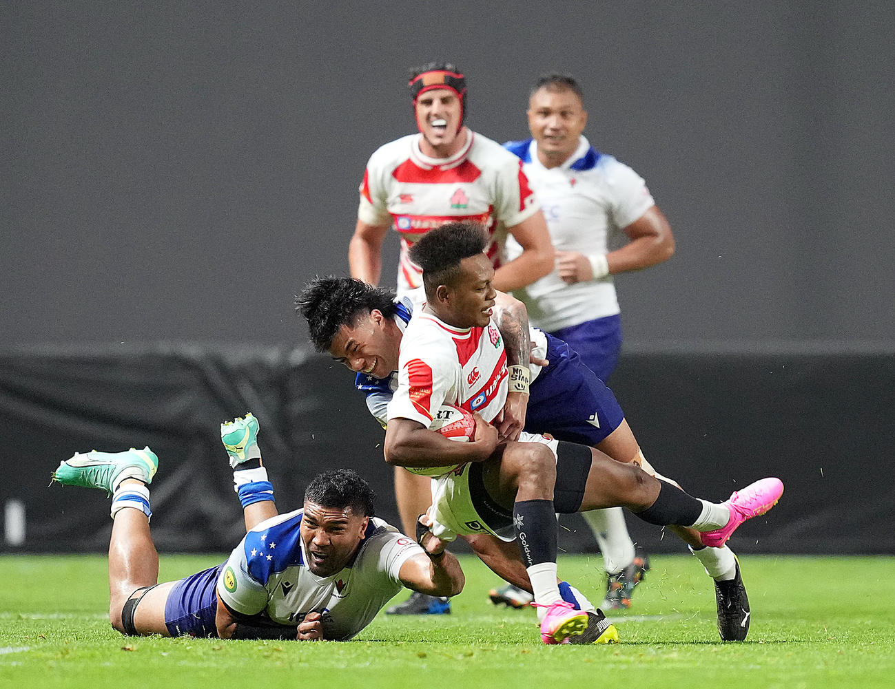日本対サモア　後半、タックルで止められるWTB松島（右）（撮影・狩俣裕三）