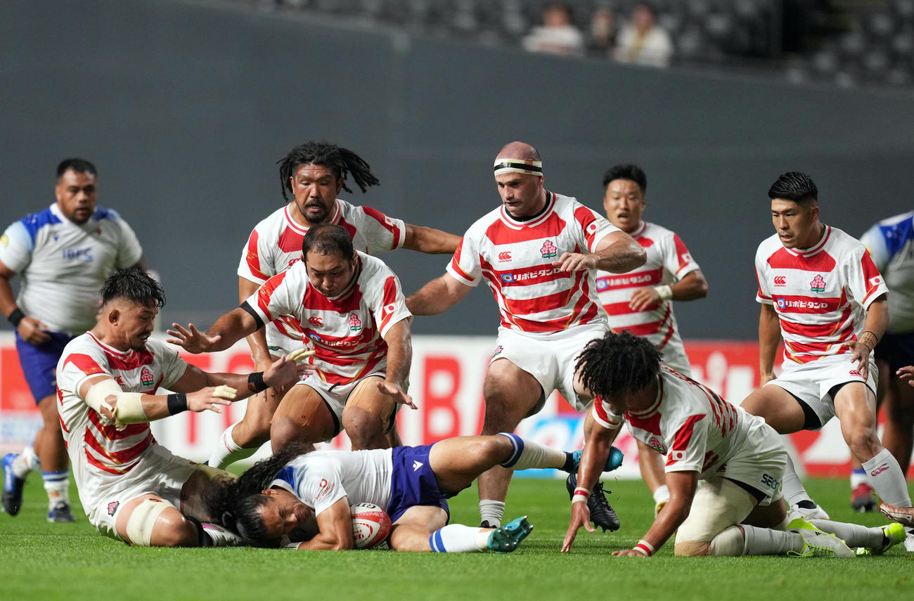 日本対サモア　後半、ボールを奪いにいく垣永（中央左）らFW陣（撮影・狩俣裕三）