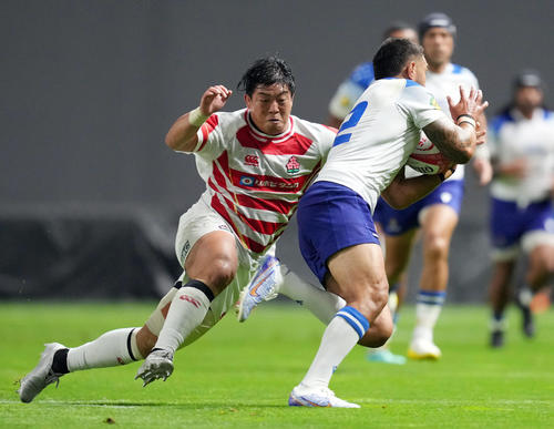 日本対サモア 前半、タックルにいくフッカー坂手(左)(撮影・狩俣裕三)