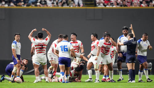 日本対サモア 後半、相手のコラプシングの反則でほえるFW陣プロップ稲垣(右)らFW陣(撮影・狩俣裕三)