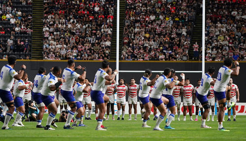 日本対サモア 試合前、サモア・フィフティーンによる伝統儀式「シバタウ」をじっと見つめる日本代表の選手たち(撮影・狩俣裕三)
