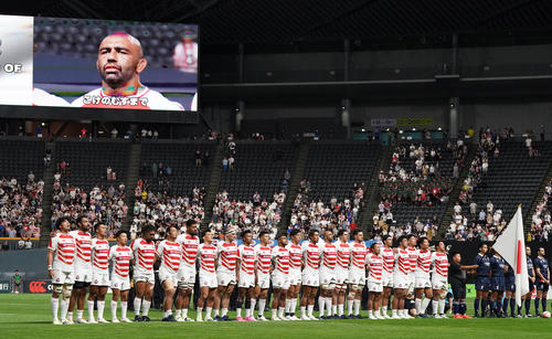 日本対サモア 試合前、君が代斉唱をする日本代表の選手たち(撮影・狩俣裕三)