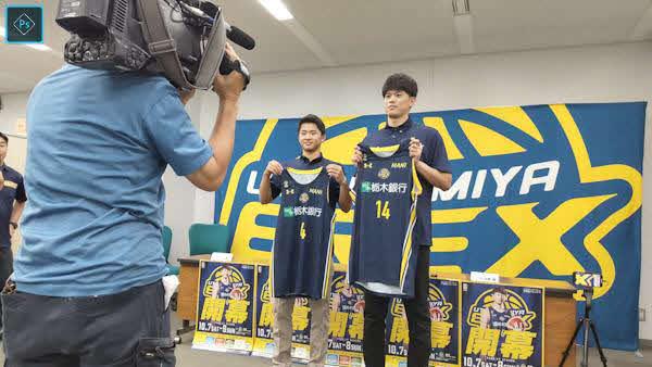 ともに新入団会見に臨んだ四家（左）と村岸（右）（撮影・沢田啓太郎）