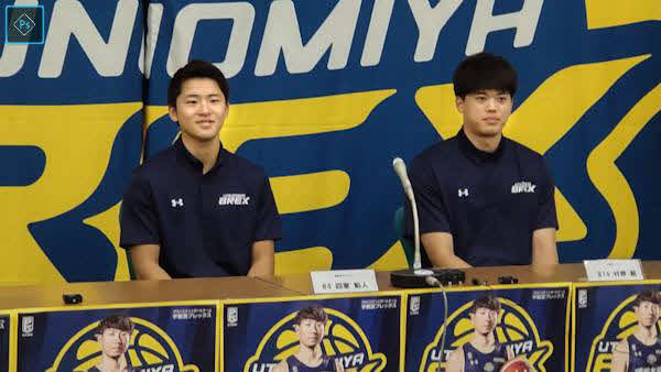 ともに新入団会見に臨んだ四家（左）と村岸（右）（撮影・沢田啓太郎）