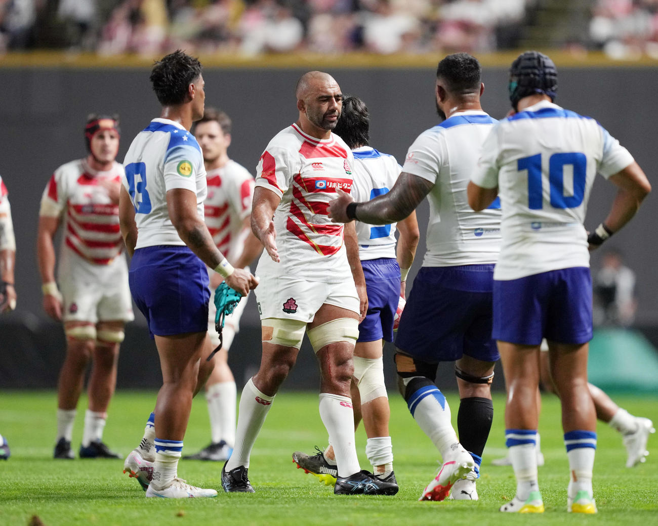 日本対サモア　前半、レッドカードで退場となり、サモアの選手にあいさつするNO8リーチ・マイケル（中央）（撮影・狩俣裕三）