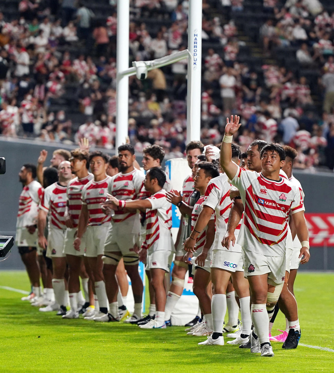 日本対サモア　試合後、サポーターにあいさつするフッカー坂手（右）ら日本代表の選手たち（撮影・狩俣裕三）