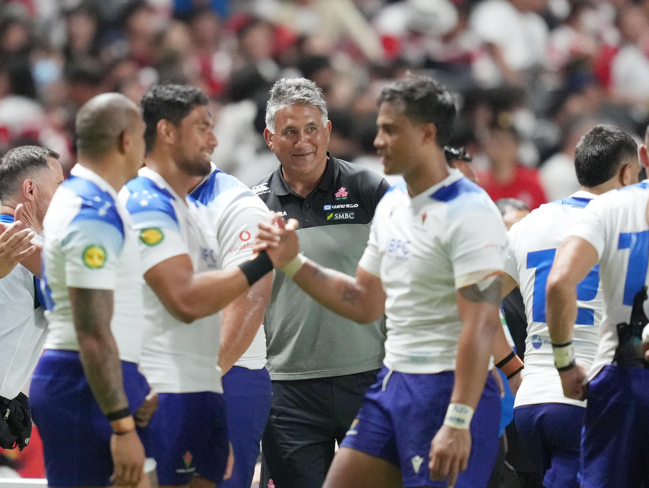 日本対サモア　試合後、サモアの選手にあいさつするジョセフ・ヘッドコーチ（中央）（撮影・狩俣裕三）