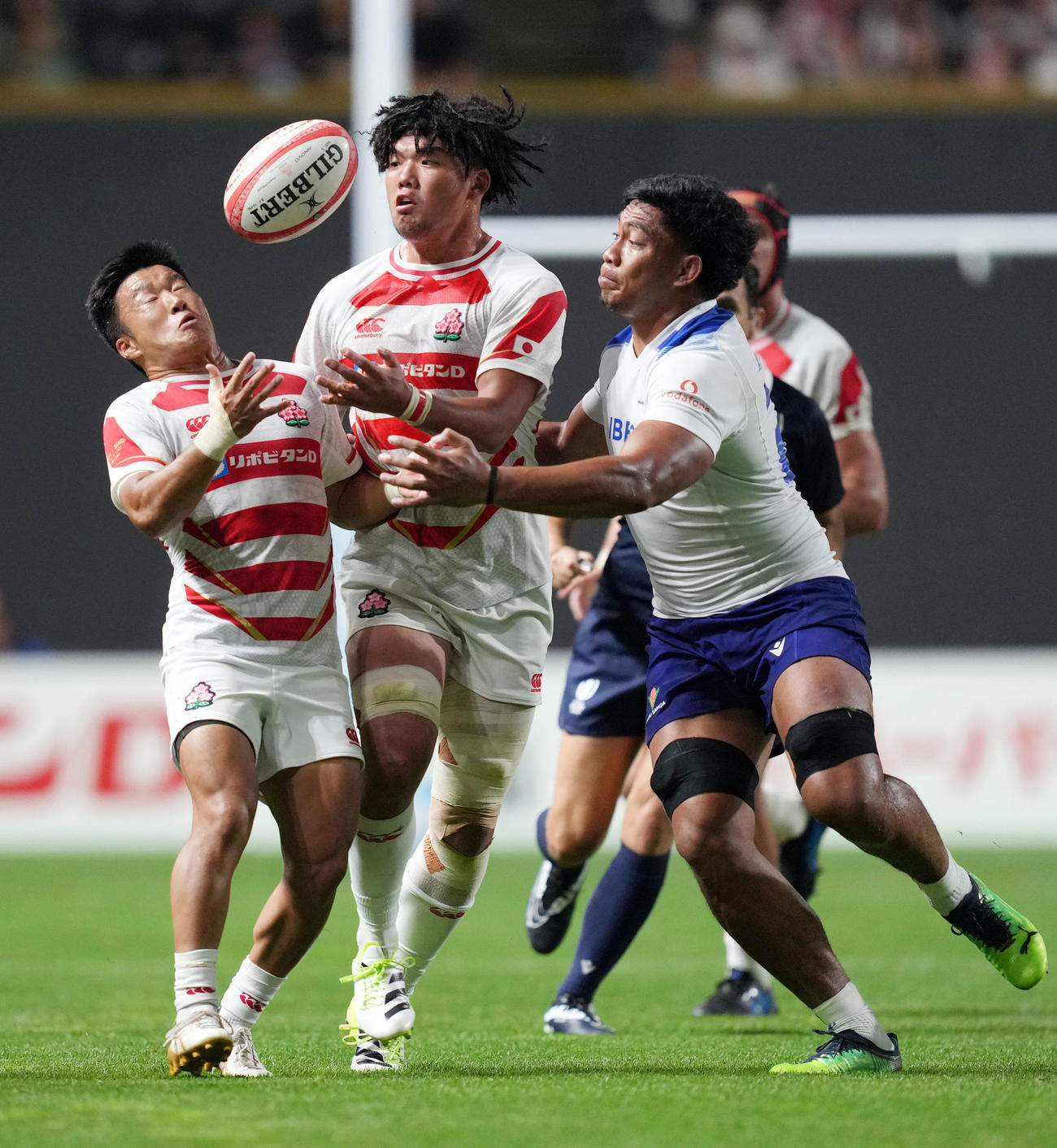日本対サモア　後半、はじいたボールをキャッチしようとする斎藤（左）と福井（中央）（撮影・狩俣裕三）