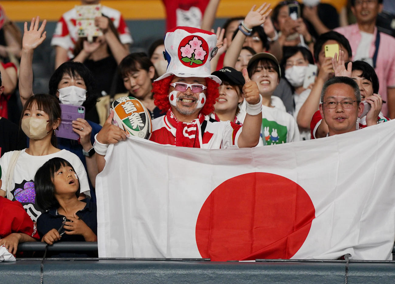 日本対サモア　試合後、盛り上がるサポーター（撮影・狩俣裕三）