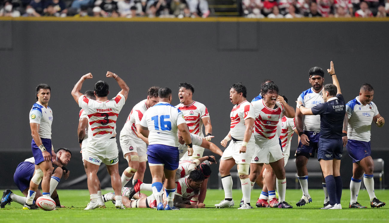 日本対サモア　後半、相手のコラプシングの反則でほえるFW陣プロップ稲垣（右）らFW陣（撮影・狩俣裕三）