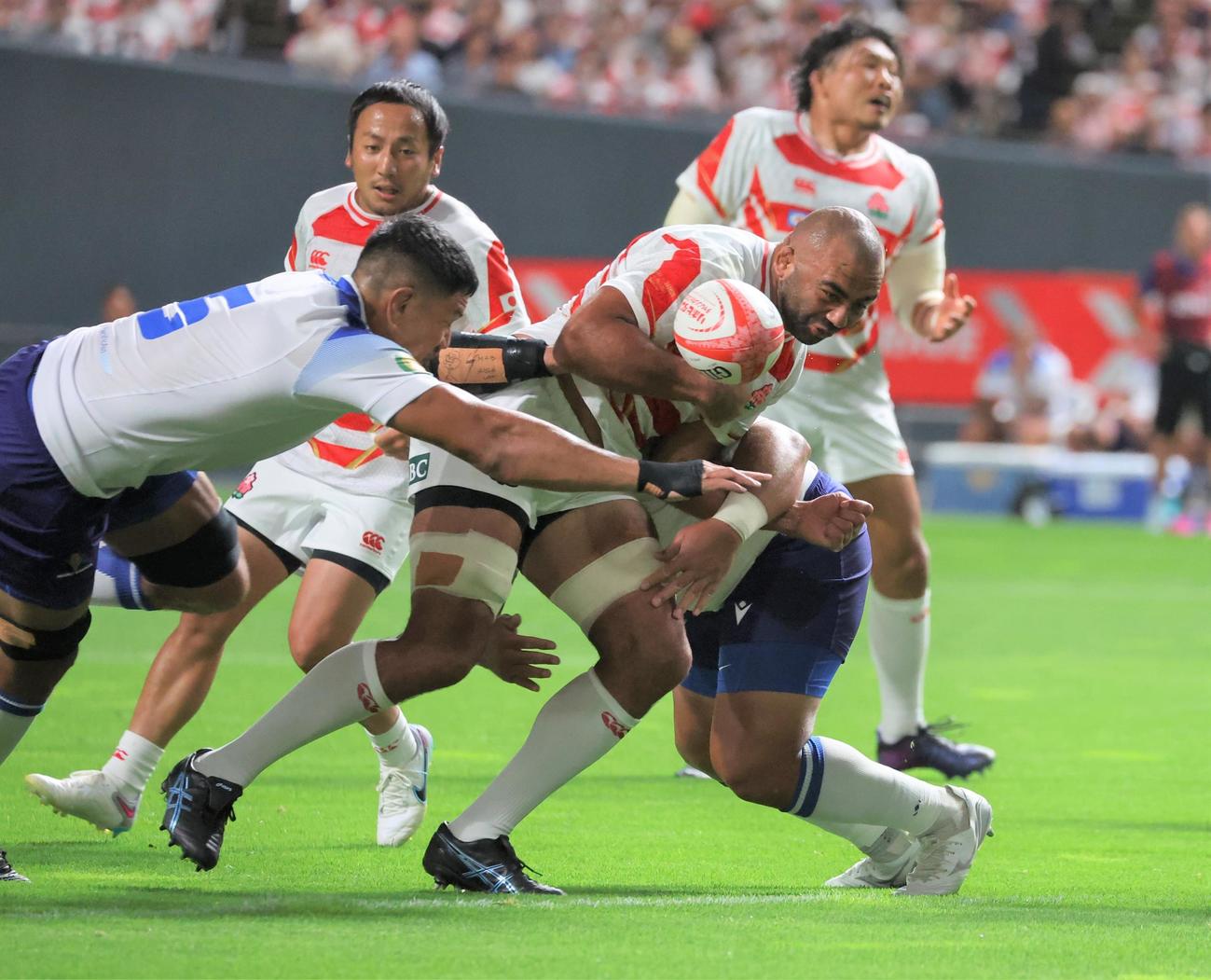 日本対サモア　前半、激しくぶつかり合うNO8リーチ（撮影・黒川智章）