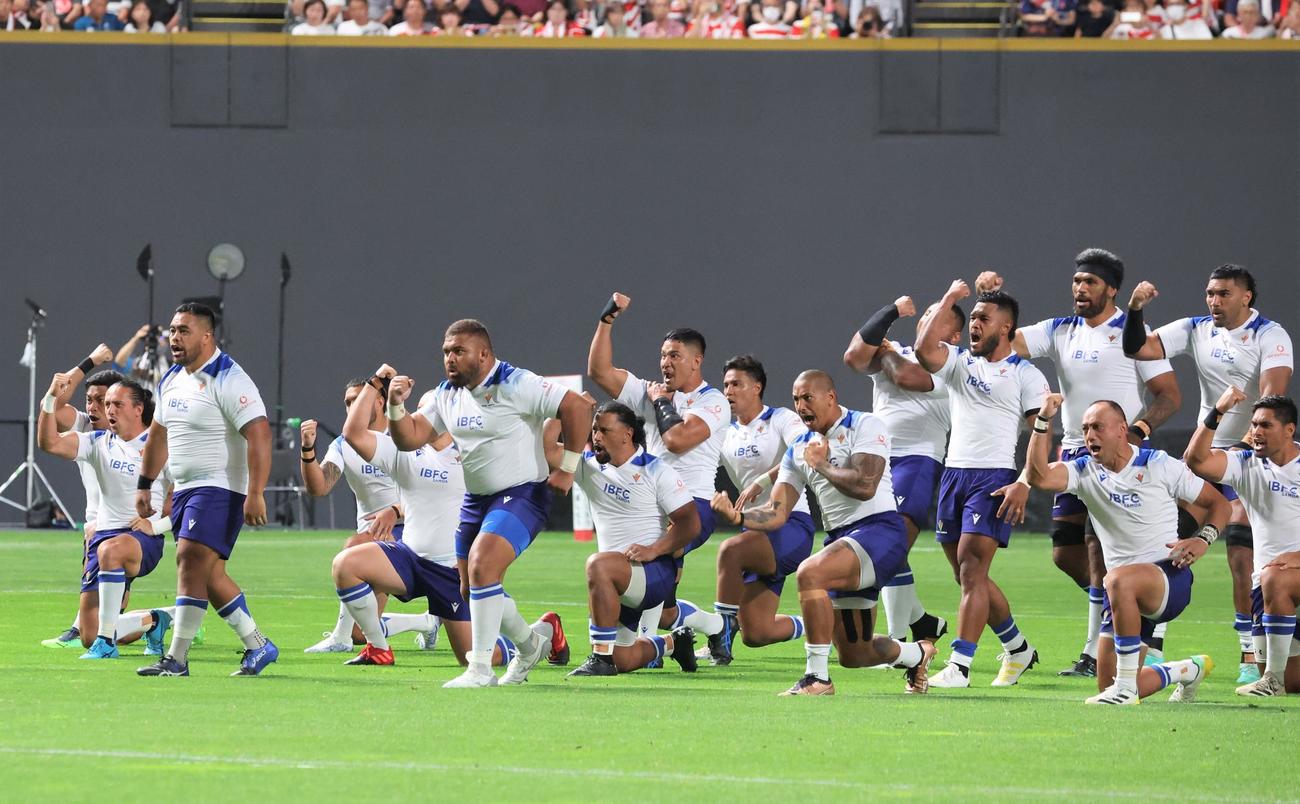 日本対サモア　試合前、伝統儀式「シバタウ」を披露するサモア・フィフティーン　（撮影・黒川智章）