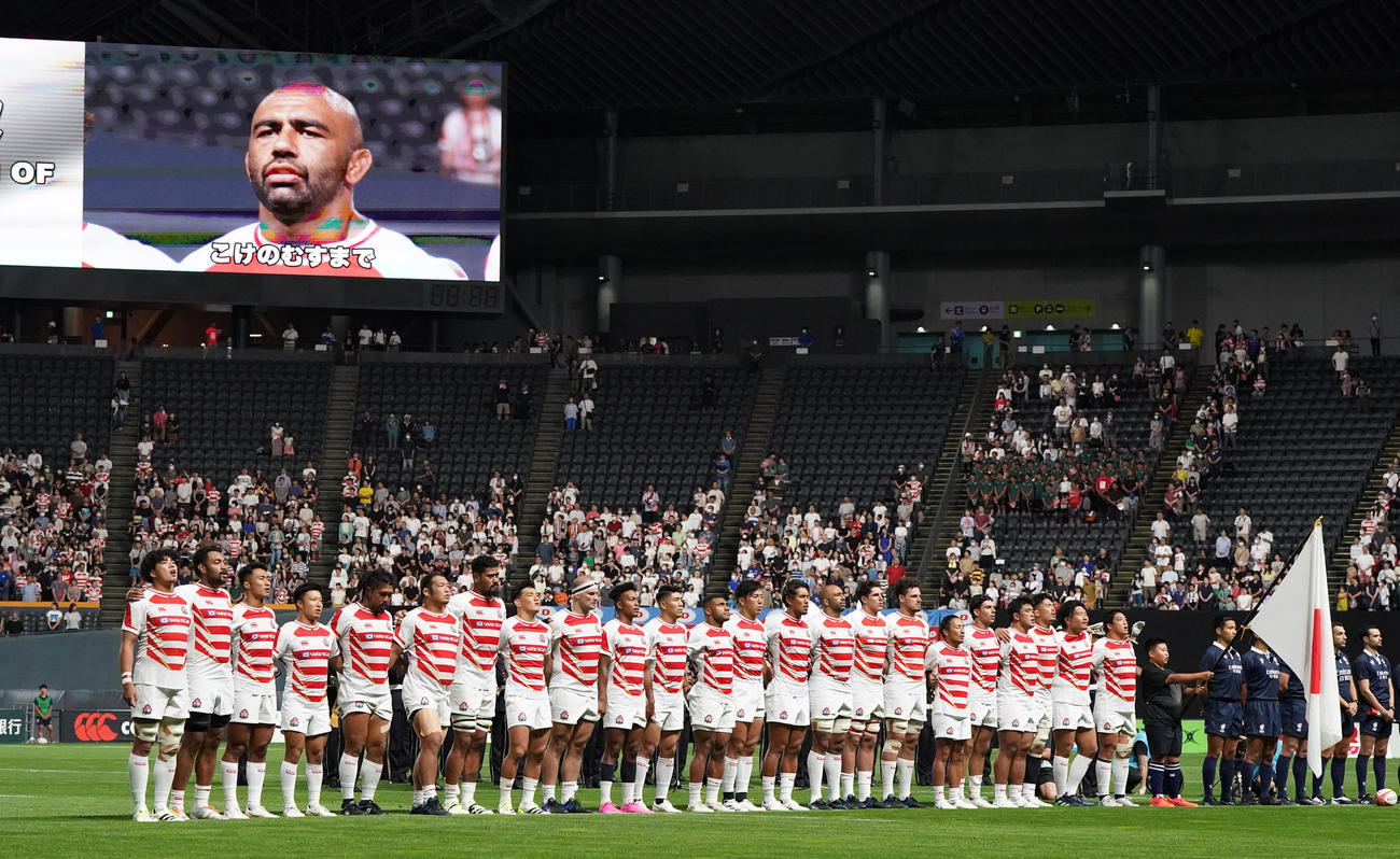 日本対サモア　試合前、君が代斉唱をする日本代表の選手たち（撮影・狩俣裕三）