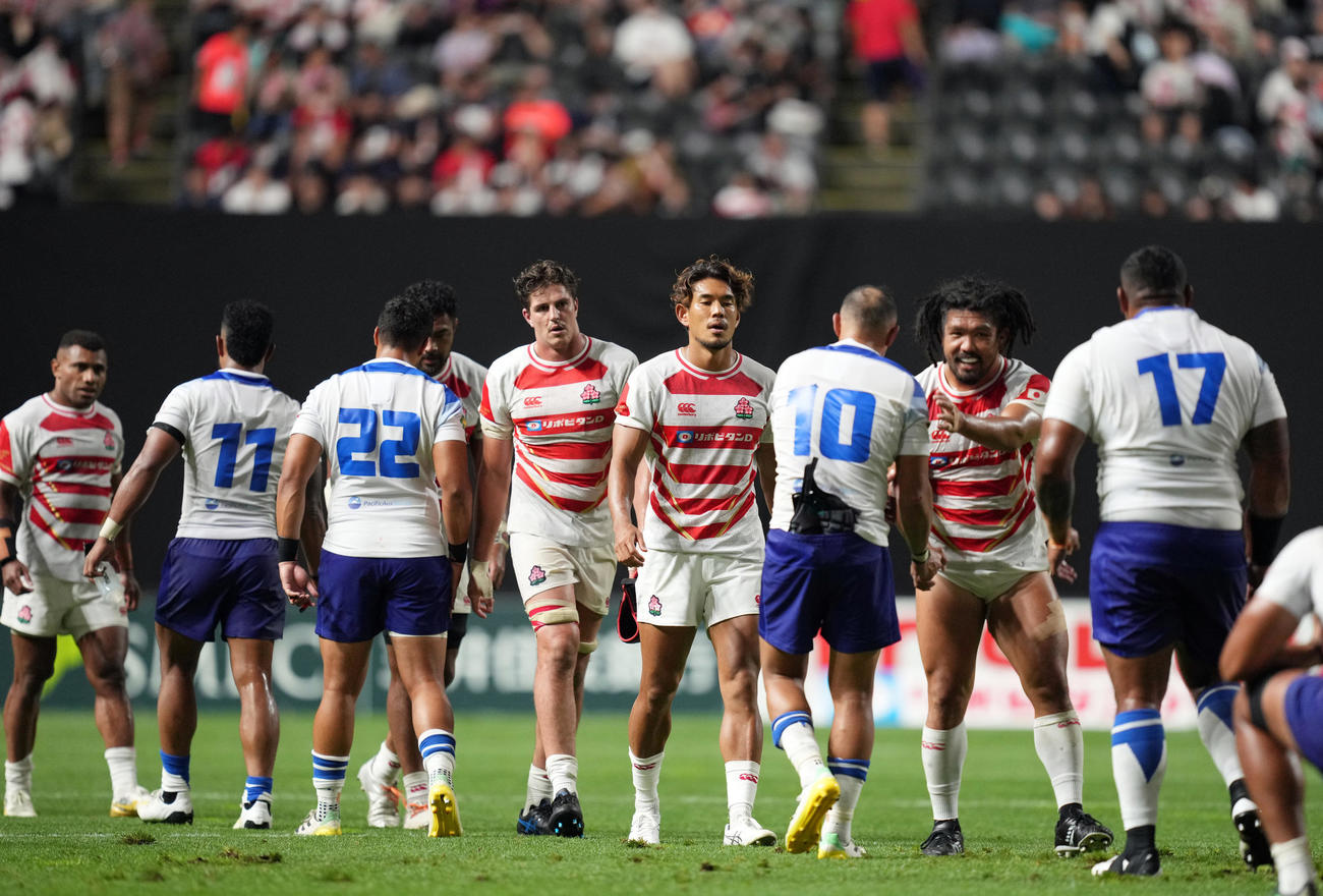 日本対サモア　試合後、サモアの選手と健闘を分かち合う堀江（右）ら日本代表の選手たち（撮影・狩俣裕三）