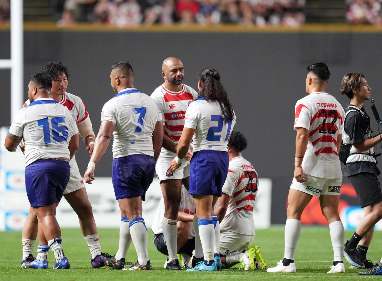 日本対サモア　試合後、サモアの選手と健闘を分かち合うNO8リーチ（中央）（撮影・狩俣裕三）