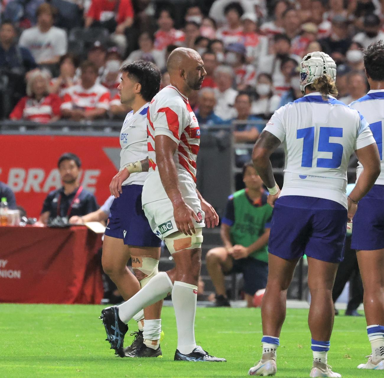 日本対サモア　前半、レッドカードで退場となるNO8リーチ（撮影・黒川智章）
