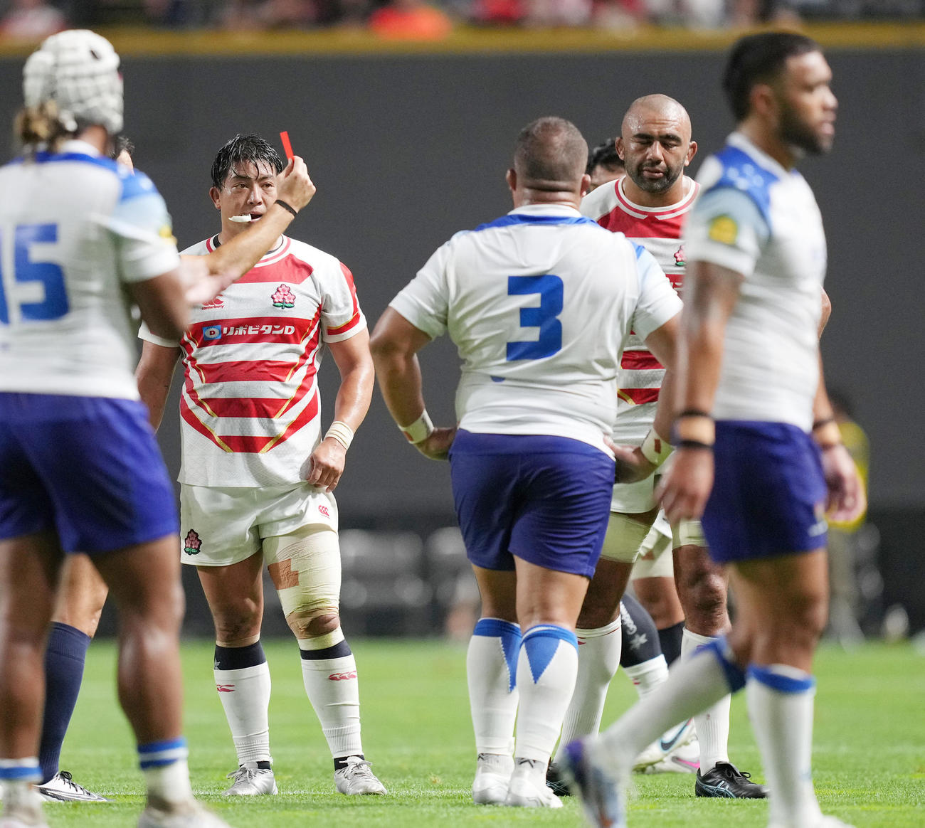 日本対サモア　前半、レッドカードで退場となるNO8リーチ（後方右）。左はフッカー坂手（撮影・狩俣裕三）