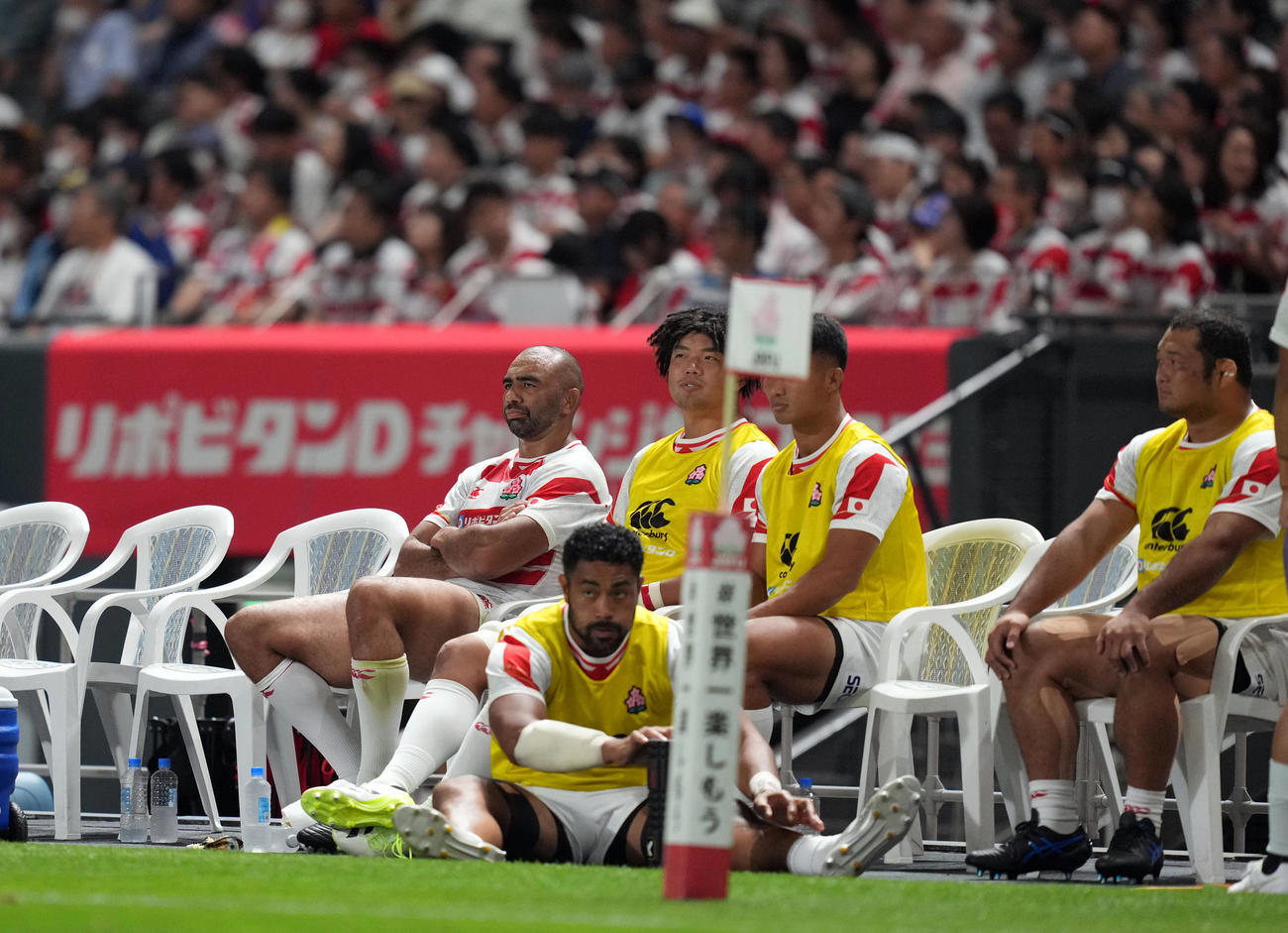日本対サモア　前半、レッドカードで退場となり、ベンチから試合を見つめるNO8リーチ（左端）（撮影・狩俣裕三）