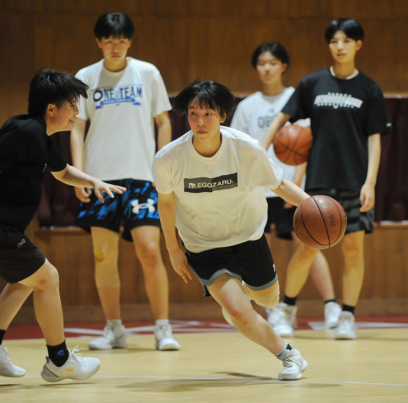 ドリブルで守備を抜く浜松開誠館の望月（中央）