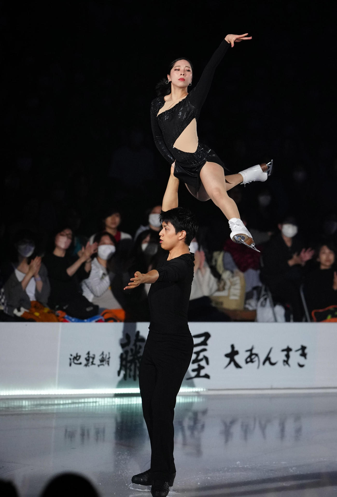 「THE ICE」愛知公演に出演した「りくりゅう」三浦璃来（上）木原龍一組(C)THE ICE 2023